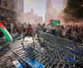 Bild: Manu Fernandez/AP/dpa
Proteste durchkreuze Vuelta: Demonstranten blockieren die Straße.