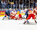 Bild: Elke Englmaier
Goalie Daniel Fießinger (Zweiter von links) im Tor des ESV Kaufbeuren war am Sonntag nur schwer zu überwinden: In dieser Szene versuchen es die Weidener Georg Thal (Vierter von links) und Paul Vinzens (links).