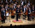 Bild: Bernd von Jutrczenka/dpa
Dirigent Lahav Shani und die Münchner Philharmoniker werden in Berlin gefeiert.