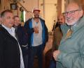 Bild: jr
Rainer Gottas (rechts) erklärt eine Gruppe aus Weiden im Mitterteicher Kommunbrauhaus die Herstellung des Zoiglbieres.