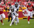 Bild: Charlie Riedel/AP/dpa
Jalen Hurts (Mitte) holte bei den Kansas City Chiefs den zweiten Saisonsieg mit den Eagles.