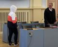 Bild: Tatjana Bojic/dpa
Die wegen Totschlags angeklagte Mutter betritt den Gerichtssaal.