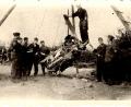 Bild: Archiv Harald Primitz/exb
In einem privaten Fotoalbum fand Harald Primitz Bilder, die vermutlich die Reste des beim Waldhaus abgestürzten Flugzeugs zeigen.