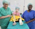 Bild: Annemarie Schraml/exb
Dr. Annemarie Schraml (links) und Schwester Makaaya halfen auch diesem fünfjährigen Mädchen mit Albinismus. Sie wurde wegen eines fortgeschrittenen X-Beins operiert.