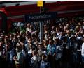 Bild: Lukas Barth/dpa
Gerade an der Hackerbrücke steigen viele Wiesnbesucher in die S-Bahn ein und aus (Archivbild).