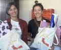 Bild: Franziska Farr
Franziska Farr (links) und Mirjam Dettling mit der Shopping Bag der diesjährigen „Ladies Night“.