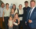 Bild: jr
Ihren 80. Geburtstag feierte am Montag die frühere Lehrerin Christine Etzold. Im Bild (von links) Schwiegersohn Wilhelm mit Tochter Ulrike Klemm, Tochter Sabine Klier, Christine Etzold, Enkel Maximilian und Bürgermeister Stefan Grillmeier, vorne die Enkelkinder (von links) Freya, Rebecca und Edith.