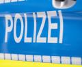 Bild: Boris Roessler/dpa
Auf einer Autobahn in Oberfranken hat die Polizei einen Transporter mit mutmaßlich gestohlener Kleidung angehalten. (Symbolbild)