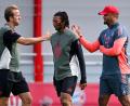 Bild: Sven Hoppe/dpa
Bayern-Trainer Vincent Kompany (r) und Torjäger Harry Kane (l) beim Abschlusstraining vor dem Auftaktspiel gegen Chelsea.