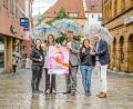 Bild: Michael Golinski
Egal, wie das Wetter wird: Lisa Höhne (Ladies Circle), Mirjam Dettling (Wirtschaftsförderung Amberg), Karlheinz Brandelik (Leiter der Wirtschaftsförderung Amberg), Ann-Julie Trepesch (Ladies Circle) und Oberbürgermeister Michael Cerny (von links) freuen sich schon auf die zweite „Ladies Night“ in der Amberger Altstadt.