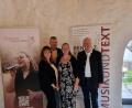 Bild: Göldner
Über den Erfolg der Benefizveranstaltung freuen sich (von links) Yvonne Müller, Organisator Wolfgang Göldner, Sängerin Bettina Mildner und Bürgermeister Johannes Reger.