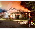 Bild: Kreisbrandinspektion Bayreuth/exb
Feuerwehreinsatzkräfte wenige Minuten nach der Alarmierung bei der Bekämpfung des Feuers auf dem Reitstall-Gelände.