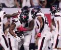 Bild: Eric Christian Smith/AP/dpa
Jakob Johnson (zweiter von rechts) hatte einige gute Aktionen und feiert hier den Touchdown von Nick Chubb (Mitte) - die Texans verloren dennoch.