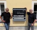 Bild: Reuther
Achim Hüttner (links) und Norbert Scharf haben dem Amberger Kunstkasten ein neues "Gesicht" gegeben. Jetzt hat der Automat der Künste wieder 500 Euro verdient.