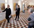 Bild: do
Kuratorin Notburga Karl (links) empfahl den Besuchern beim Rundgang zur Eröffnung der Ausstellung "Äpfel und Birnen" einen neuen Blick auf ein alltägliches Lebensmittel.