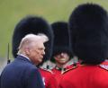 Bild: Jonathan Brady/PA Wire/dpa
US-Präsident Donald Trump inspiziert die Ehrengarde während der feierlichen Begrüßung auf Schloss Windsor.
