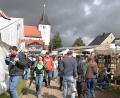Bild: no
Vor der Wallfahrtskirche herrschte am Sonntag auf der Kirwa-Wiese Trautmannshofen reges Markttreiben.