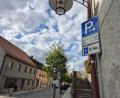Bild: Lowak
Die Kurzparkzone in der Hauptstraße vor der Biobäckerei Forster hat sich bewährt und bleibt bestehen. Dagegen wird im weiteren Verlauf der Hauptstraße Richtung Stadtplatz die zeitliche Beschränkung aufgehoben.