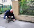 Bild: Michael Heitmann/dpa
Gregory Tigrid hält den Stolperstein für seinen Vater Pavel Tigrid. In Prag erinnert vor dem Haus Kouřimská 5 ein neuer Stolperstein an den tschechischen Schriftsteller und Ex-Kulturminister Pavel Tigrid (1917-2003).