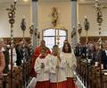 Bild: Nicola Hummer
Pfarrer Udo Klösel zog mit Gemeindereferent Benedikt Eckert und den Ministranten zur ersten gemeinsamen Messfeier der Pfarreiengemeinschaft in die Eslarner Pfarrkirche ein.
