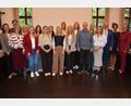 Bild: jr
Elf Lehramtsanwärterinnen und ein Lehramtsanwärter wurden im Sitzungssaal des Landratsamtes feierlich vereidigt. Mit dabei waren (von rechts) Leitende Schulamtsdirektorin Martina Puff, Seminarrektorin Eva-Maria Ficker und Landrat Roland Grillmeier, sowie (von links) Seminarrektorin Katharina Merther, Schulamtsdirektor Armin Engel und Personalratsvorsitzende Sabine Graser (Vierte von links).