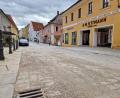 Bild: Tobias Gräf
Sechs Wochen lang war die Altstadtdurchfahrt auf Höhe von Textilhaus Carl Schmidt und Genusswelt Ottmann gesperrt. Das spürte man – deutlich weniger Autos, deutlich weniger Kunden. Die Altstadt war viel ruhiger als sonst, wirkte teilweise ausgestorben.