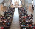 Bild: Georg Dürr
Die Bänke in der Kastler Klosterkirche waren voll besetzt.