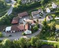 Bild: Gustl Beer
Das Feuerwehrhaus (links) in Neustadt ist ebenso wie der dahinterliegende Bauhof in die Jahre gekommen. In einem ersten Schritt soll nun der Bauhof umziehen, um Platz für die Feuerwehr zu machen.
