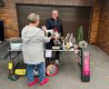 Bild: Ludwig Prüfling 
Ludwig Prüfling organisiert den ersten Straßenflohmarkt, der am Sonntag in Ober- und Unterwildenau stattfinden wird. Gemeinsam mit seiner Frau Susanne hat er seinen Stand schon mal probeweise aufgebaut.