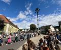 Bild: Ina Piehler
Am Sonntagnachmittag marschierten die 17 Kirwapaare zum Austanzen des Baumes.