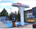 Bild: Portner
Die neue Schnellladestation für E-Autos (400 kW) fällt am Marktgelände "Am Bahnhof" in Oberviechtach durch den modernen Pylon auf.