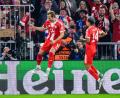 Bild: Tom Weller/dpa
Harry Kane hebt nach seinem 3:1 ab zum Torjubel, rechts freut sich Luis Díaz.