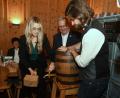 Bild: gf
Zwei Schläge, mehr nicht. So viel brauchte ACM-Geschäftsführerin Erika Sauerwein, um das Dultbier anzuzapfen. Mit dabei Bürgermeister Martin Preuß (Mitte) und der Bräu Maximilian Winkler.
