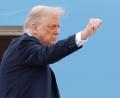 Bild: Luis M. Alvarez/FR596 AP/AP/dpa
Trump freut sich über das Ende einer Talkshow.