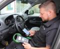 Bild: kro
Dekra-Prüfingenieur Timo Hartwich checkt das Fahrzeug mit einem speziellen Testgerät und einem Handy. auf mögliche Fehler.