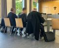 Bild: ck
In einem Sicherungsverfahren musste sich ein 31-jähriger Weidener vor dem Amtsgericht Weiden wegen gefährlicher Körperverletzung verantworten. Seine Verteidiger sind Hans-Wolfgang Schnupfhagn (rechts) und Johannes Zintl (links).