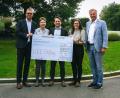 Bild: Sebastian Gmeiner/ LUCE-Stiftung
Vorstandsvorsitzender Severin Hirmer (Mitte) nimmt den Scheck von Stephan Wanninger (links) und Anke Wanninger (Zweite von links) in Empfang. Stifter Christian Engel (rechts) und Leiterin des Stiftungsmanagements Magdalena Kellner (Zweite von rechts) freuen sich über die großzügige Spende.