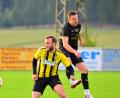 Bild: Schrems, Thomas
Igor Dauer (links) traf beim 2:0-Sieg im Spitzenspiel gegen den FC Tirschenreuth um Maximilian Bäuml (rechts) zur 1:0-Führung.
