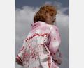 Bild: Laura Wlasta
Unter anderem wird diese Jacke mit Knöpfen aus Bärnau auf der Pariser Messe vorgestellt. Mimi Lan Nguyen alias "La feme MiMi" stellt nachhaltige Mode auch aus Stücken von Flohmärkten her. Die Bärnauer Knöpfe passen perfekt zu ihrem nachhaltigen Konzept. Das Designerstück auf dem Bild präsentiert Model Barbara Fialova