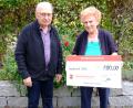 Bild: do
Mit der Übergabe eines symbolischen Spendenschecks in Höhe von 800 Euro würdigt die 90-jährige Gertraud Göhl den Einsatz des Vereins der Kinderkrebshilfe zur Unterstützung schwerkranker Kinder.