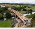 Bild: hbe
Die neue Vilsbrücke bei Theuern, die größte der acht Brücken der Kümmersbrucker Westumgehung, nimmt Gestalt an. Links hinten im Bild beginnt die Umgehungsstraße nahe der Autobahnauffahrt Amberg-Süd, führt dann über die Brücke und (im rechten unteren Drittel des Bildes) weiter Richtung Grammer/Haselmühl.