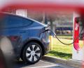 Bild: Mike Stewart/AP/dpa
Der Türmechanismus der Teslas wird elektrisch ausgelöst. (Archivbild)