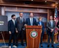 Bild: J. Scott Applewhite/AP/dpa
„Trump weist derzeit das Justizministerium an, Jagd auf seine politischen Feinde zu machen“, sagt der demokratische Senator Chris Murphy.
