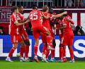 Bild: Sven Hoppe/dpa
Eine Münchner Jubeltraube um Harry Kane (M), ein gewohntes Bild zum Saisonstart.
