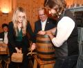 Bild: gf
Wenn es Erika Sauerwein einmal beim Amberger Congress Centrum nicht mehr gefällt, könnte sie ja zum Oktoberfest als "Anzapferin" wechseln. Dass sie spritzfrei anzapfen kann, hat sie bei der Dultbierprobe bewiesen.