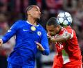 Bild: Tom Weller/dpa
Jonathan Tah (r) gegen João Pedro, in den Zweikämpfen ging es zur Sache.