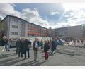 Bild: Hladik
Der neue Klassentrakt (rechts) der Pestalozzi-Mittelschule in Weiden steht. Ziehen dort die Schüler ein, dann kann der Altbau (links) saniert werden. Der Bauausschuss macht sich ein Bild vor Ort.