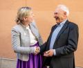 Bild: Armin Weigel/dpa
Erwin Huber, ehemaliger CSU-Chef, und Katharina Schulze, Fraktionschefin der Grünen in Bayern, verabschieden sich nach einer Diskussionsveranstaltung im Rahmen der Herbstklausur der bayerischen Grünen-Landtagsfraktion.