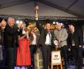 Bild: Marina Gube
Mit einem kräftigen Schlag zapfte Oberbürgermeister Jens Meyer das Bier an.
