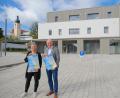 Bild: gsp
Bürgermeister Roland Strehl und Michaela Mildner auf dem neuen Dorfplatz mit dem Plakat über die Einweihungsfeier.